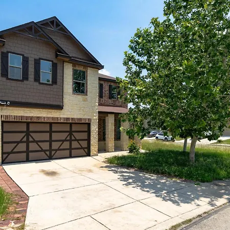 Villa Family-Perfect 4Br House - Fenced Yard & Style